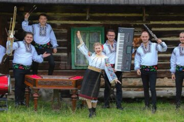 Artista de muzică populară Andra Matei, alături de Formația Frații Hariuc