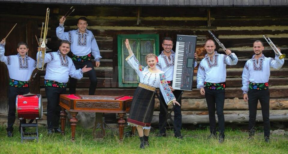 Artista de muzică populară Andra Matei, alături de Formația Frații Hariuc