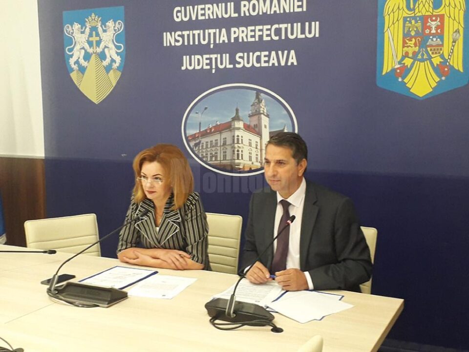 Prefectul Mirela Adomnicăi și directorul SGA Suceava, Daniel Drăgoi