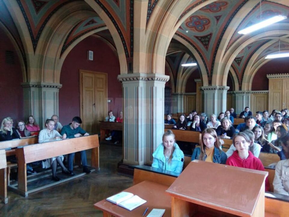 Număr record de înscriși la cursurile de limba română de la Universitatea din Cernăuți, Ucraina