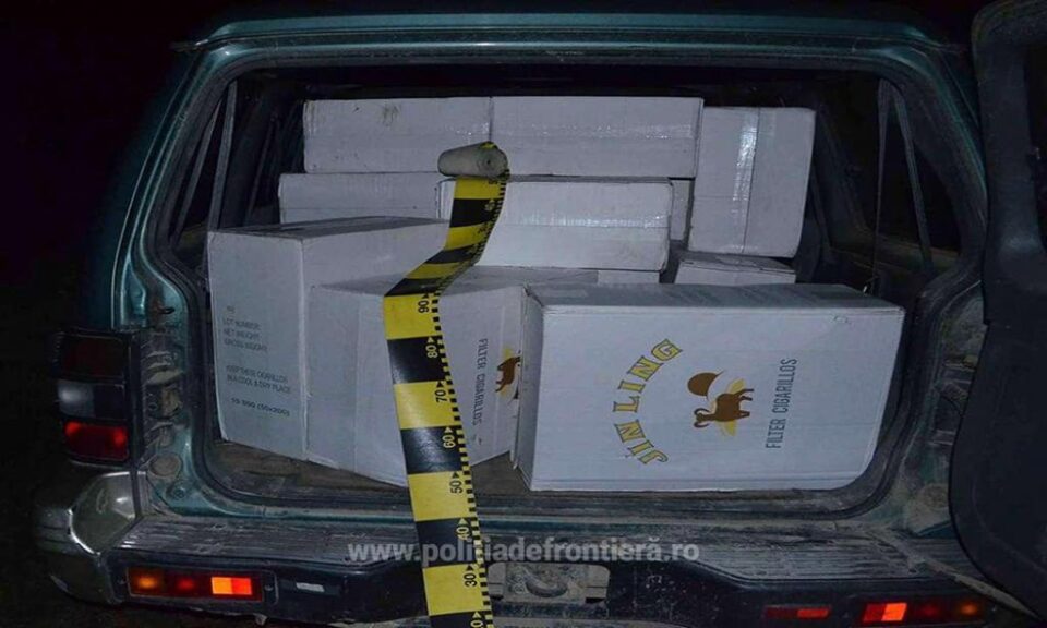 În interiorul mașinii abandonate, polițiștii au descoperit 15 colete cu țigări de contrabandă În interiorul mașinii abandonate, polițiștii au descoperit 15 colete cu țigări de contrabandă