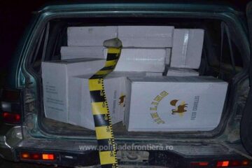 În interiorul mașinii abandonate, polițiștii au descoperit 15 colete cu țigări de contrabandă