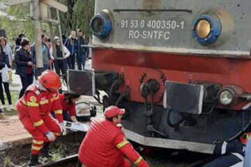 Momentele dinainte de extragerea femeii de sub locomotivă