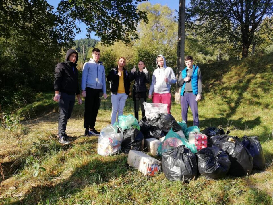 Elevii de la Colegiul Național Militar „Ștefan cel Mare” s-au alăturat campaniei de curățenie „Let’s Do It, Romania!” Elevii de la Colegiul Național Militar „Ștefan cel Mare” s-au alăturat campaniei de curățenie „Let’s Do It, Romania!”