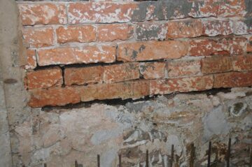 Primele luni de lucru la Cazinoul Băilor au vizat eliminarea apei infiltrate și consolidarea structurii clădirii de jos în sus
