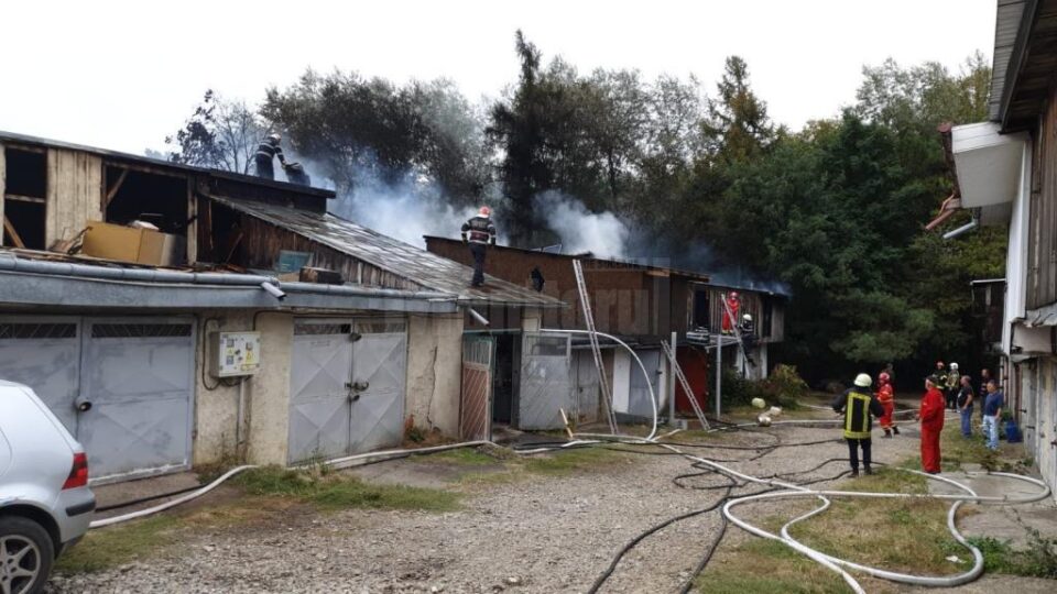 Incendiu violent la câteva garaje din zona Rombat din cartierul sucevean George Enescu