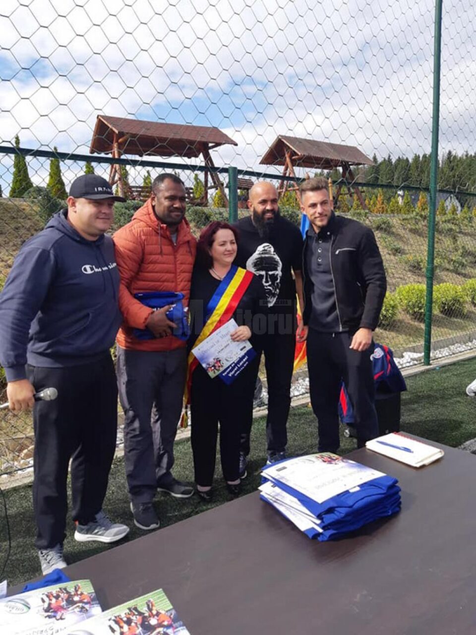 Primarul Violeta Țăran alături de rugbistul Viorel Lucaci