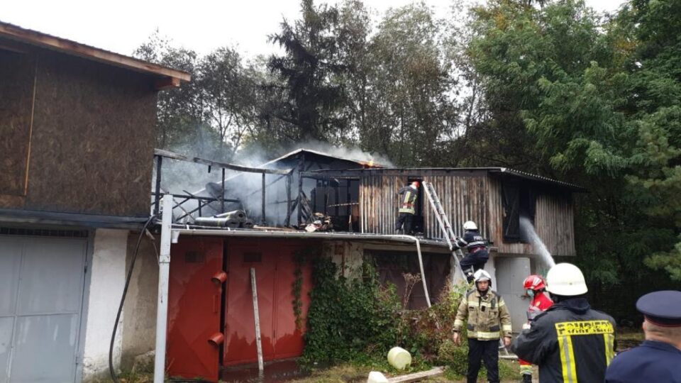 Incendiu violent la câteva garaje din zona Rombat din cartierul sucevean George Enescu