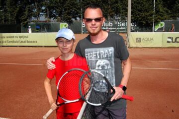 Daniel Roșu (dreapta) a câștigat turneul Categoriei Principală, -40 de ani, din cadrul Cupei Monitorul