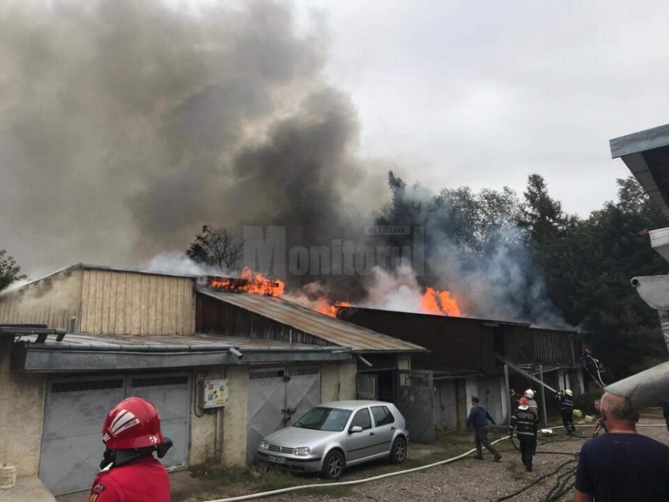 Un incendiu violent a afectat 13 garaje în zona Rombat, din cartierul George Enescu