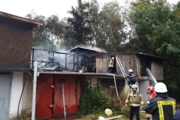 Un incendiu violent a afectat 13 garaje în zona Rombat, din cartierul George Enescu