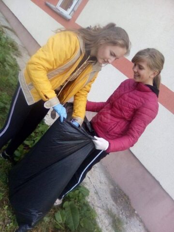 Elevii din Stroiești și din Zaharești au ecologizat spațiile verzi din comună