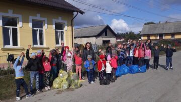 Elevii din Stroiești și din Zaharești au ecologizat spațiile verzi din comună