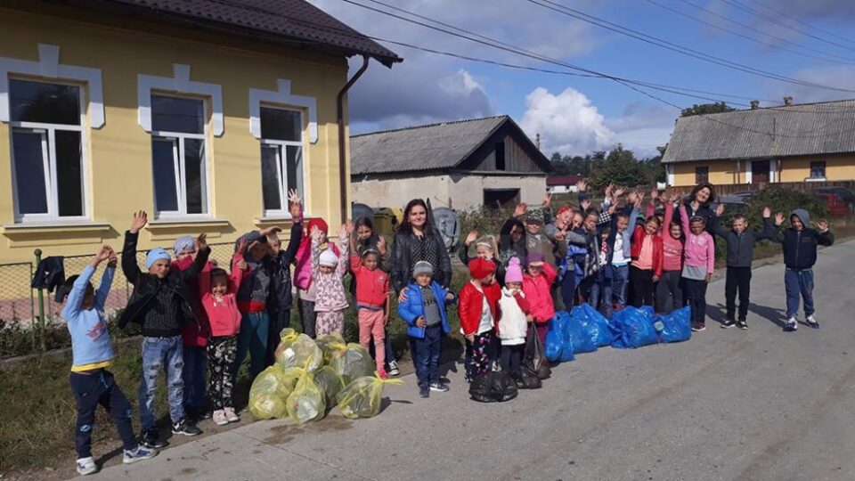 Elevii din Stroiești și din Zaharești au ecologizat spațiile verzi din comună