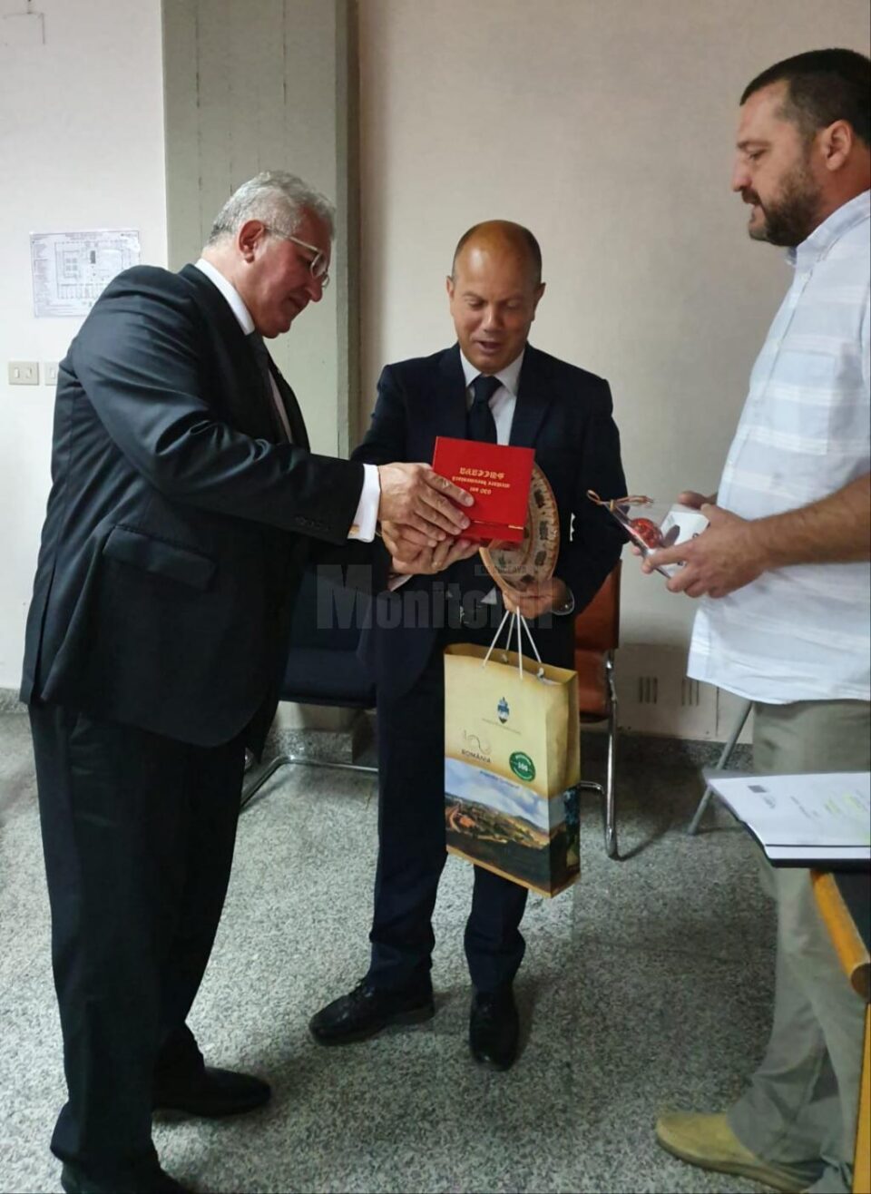 Primarul Sucevei, Ion Lungu și Dan Dura, șeful serviciului Fonduri Europene, la întâlnirea cu conducerea orașul Sassari, din Sardinia-Italia