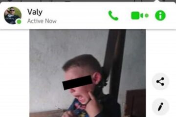 Fotografia în care apare băiețelul căruia i s-a pus la gât un ștreang