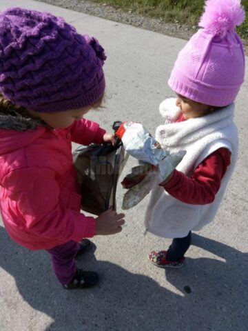 Elevii din Stroiești și din Zaharești au ecologizat spațiile verzi din comună