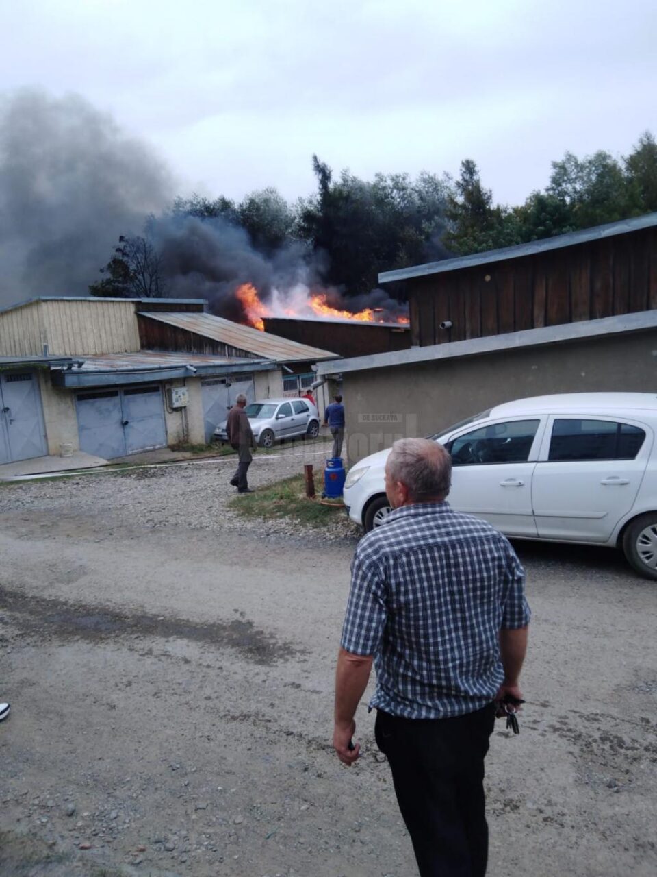 Un incendiu violent a afectat 13 garaje în zona Rombat, din cartierul George Enescu