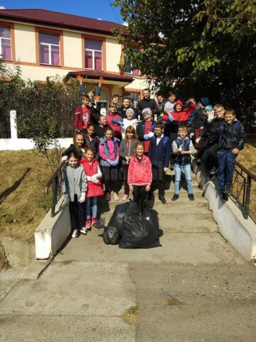 Elevii din Stroiești și din Zaharești au ecologizat spațiile verzi din comună