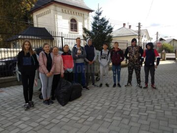 Elevii din Stroiești și din Zaharești au ecologizat spațiile verzi din comună