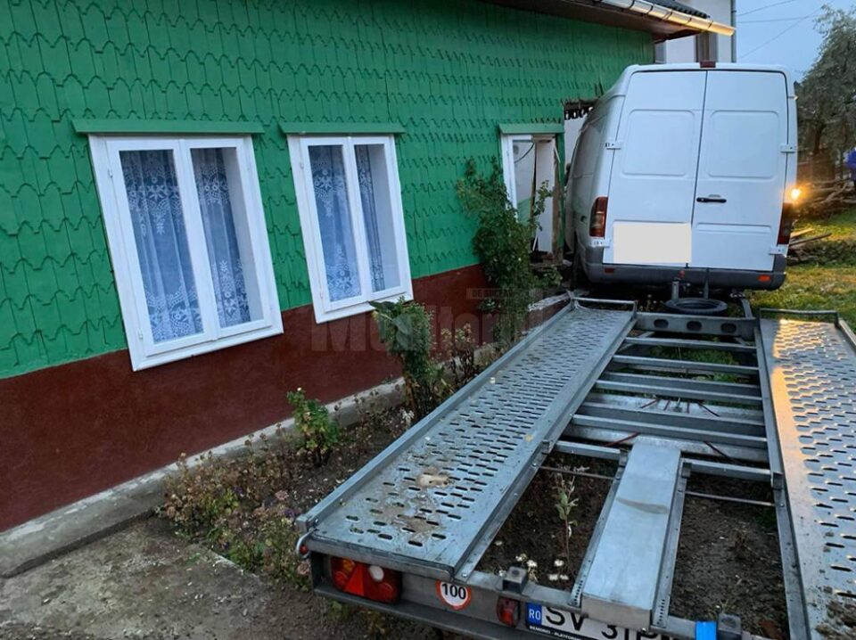 În urma impactului puternic, a distrus peretele unei case și gardul din apropiere