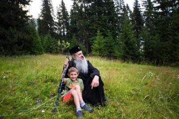 Înaltpreasfințitul Părinte Mitropolit Teofan, alături de un copil care și-a dorit o fotografie cu ierarhul