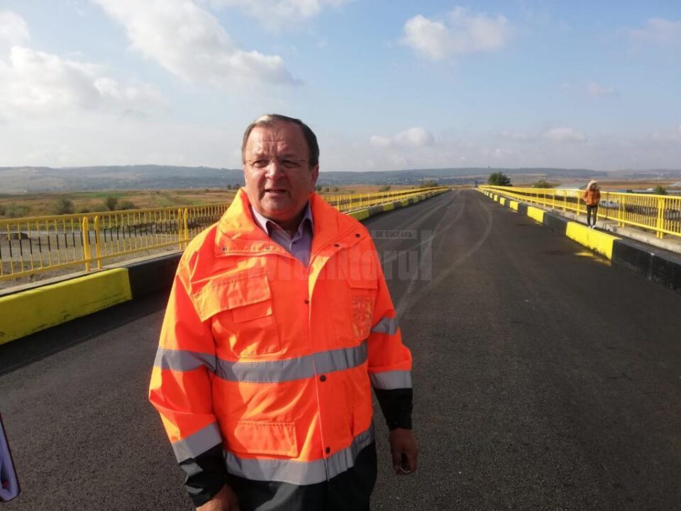 Președintele Consiliului Județean Suceava, Gheorghe Flutur, a fost prima persoană care a trecut cu mașina peste podul proaspăt reabilitat și asfaltat Președintele Consiliului Județean Suceava, Gheorghe Flutur, a fost prima persoană care a trecut cu mașina peste podul proaspăt reabilitat și asfaltat