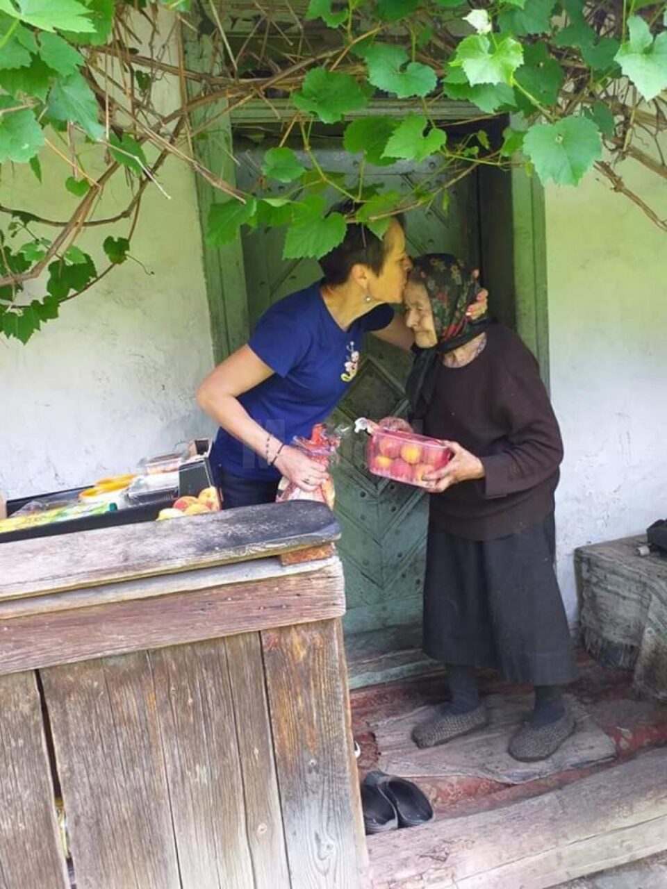 Asociația ,,Licuricii fericiți” continuă campaniile de ajutorare a oamenilor vârstnici din Câmpulung Moldovenesc