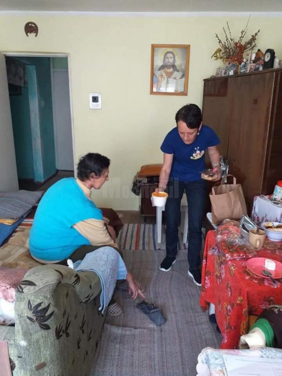 Asociația ,,Licuricii fericiți” continuă campaniile de ajutorare a oamenilor vârstnici din Câmpulung Moldovenesc