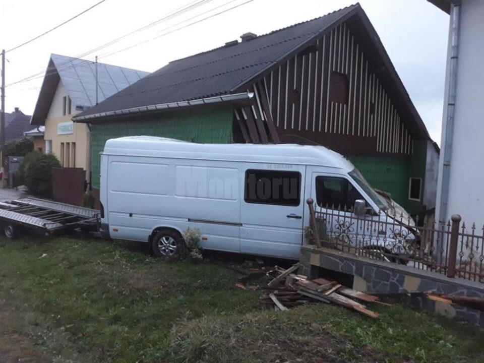 Autoutilitara a virat brusc stânga, părăsind drumul spre sensul opus de mers