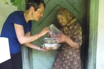 Asociația ,,Licuricii fericiți” continuă campaniile de ajutorare a oamenilor vârstnici din Câmpulung Moldovenesc