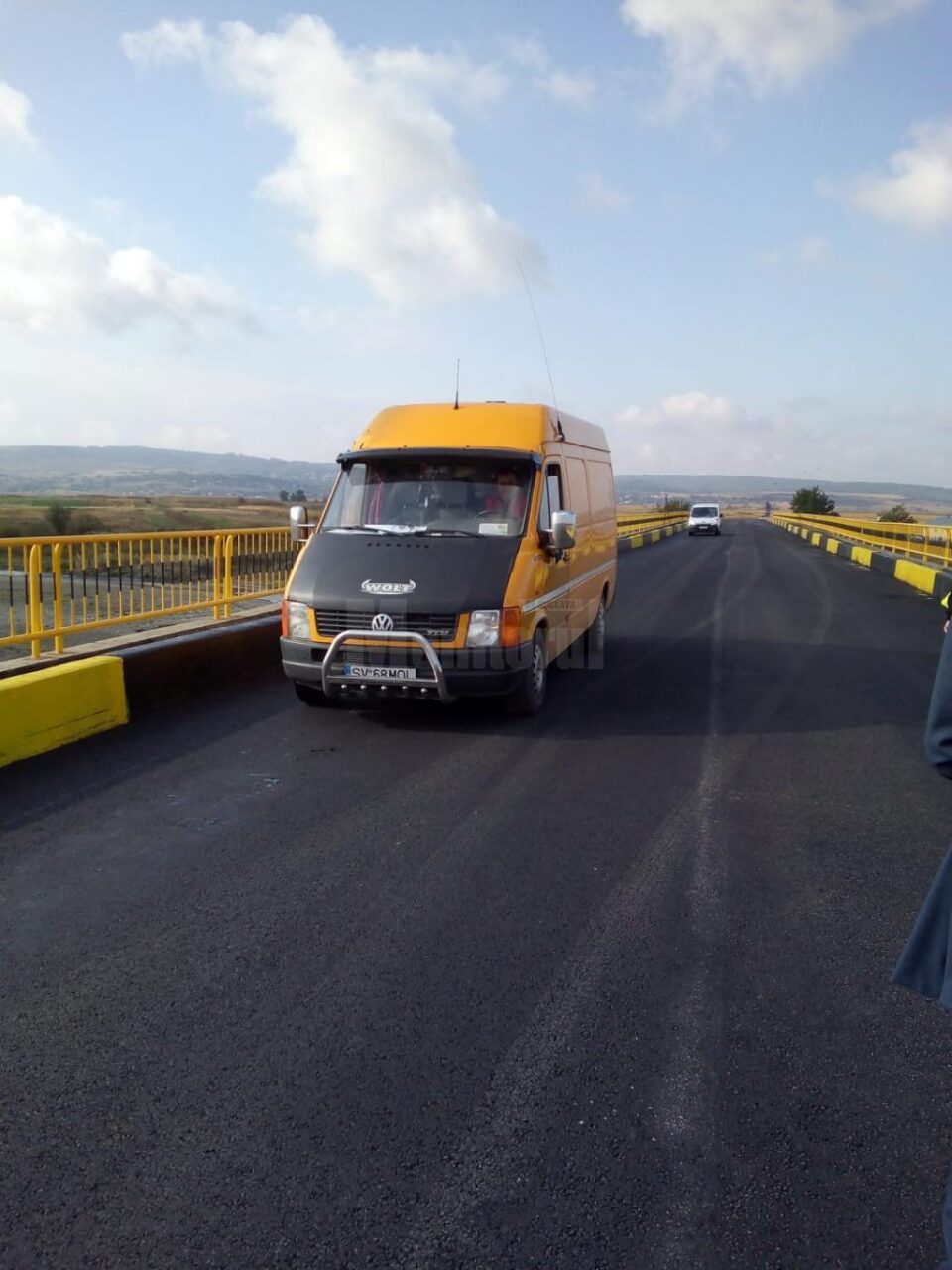 Podul peste râul Suceava de la Verești a fost redat, ieri, circulației