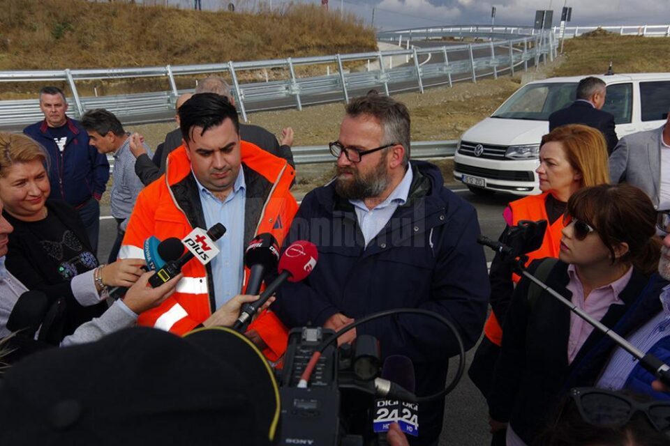 Ministrul Transporturilor, Răzvan Cuc, managerul de proiect, Vasile Strîmbeanu, și prefectul de Suceava, Mirela Adomnicăi, la deschiderea traficului pe șoseaua de centură Ministrul Transporturilor, Răzvan Cuc, managerul de proiect, Vasile Strîmbeanu, și prefectul de Suceava, Mirela Adomnicăi, la deschiderea traficului pe șoseaua de centură