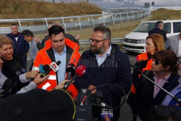 Ministrul Transporturilor, Răzvan Cuc, managerul de proiect, Vasile Strîmbeanu, și prefectul de Suceava, Mirela Adomnicăi, la deschiderea traficului pe șoseaua de centură