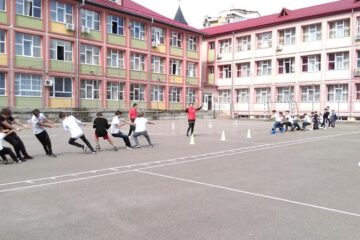 Multă mișcare pe terenul Școlii Nr. 3