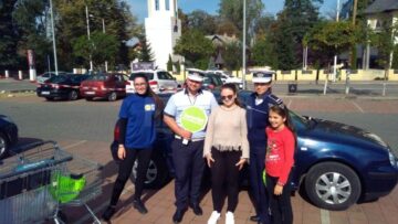 „Surpriză” și „Amendă”, modalitatea inedită prin care polițiștii au interacționat cu copiii pe teme rutiere