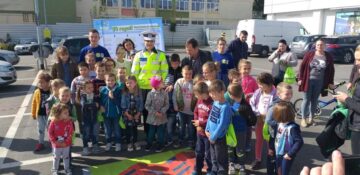 „Surpriză” și „Amendă”, modalitatea inedită prin care polițiștii au interacționat cu copiii pe teme rutiere