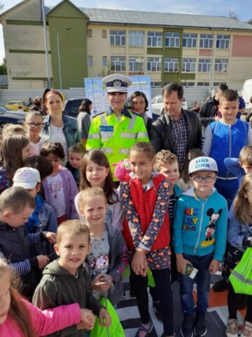 „Surpriză” și „Amendă”, modalitatea inedită prin care polițiștii au interacționat cu copiii pe teme rutiere