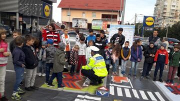 „Surpriză” și „Amendă”, modalitatea inedită prin care polițiștii au interacționat cu copiii pe teme rutiere