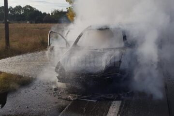 Mașina a fost distrusă în totalitate