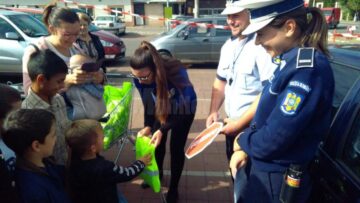 „Surpriză” și „Amendă”, modalitatea inedită prin care polițiștii au interacționat cu copiii pe teme rutiere