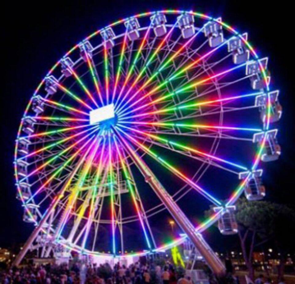 Roata panoramică, iluminată pe timp de noapte