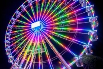 Roata panoramică, iluminată pe timp de noapte