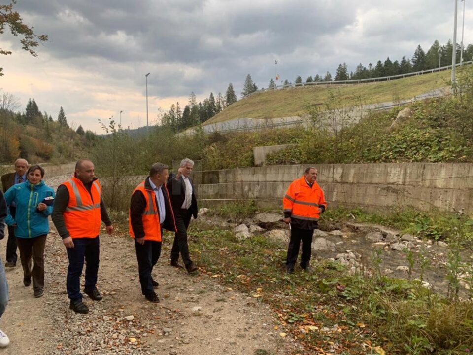 Flutur a dat startul lucrărilor de asfaltare a drumului spre Rarău, prin Izvorul Alb