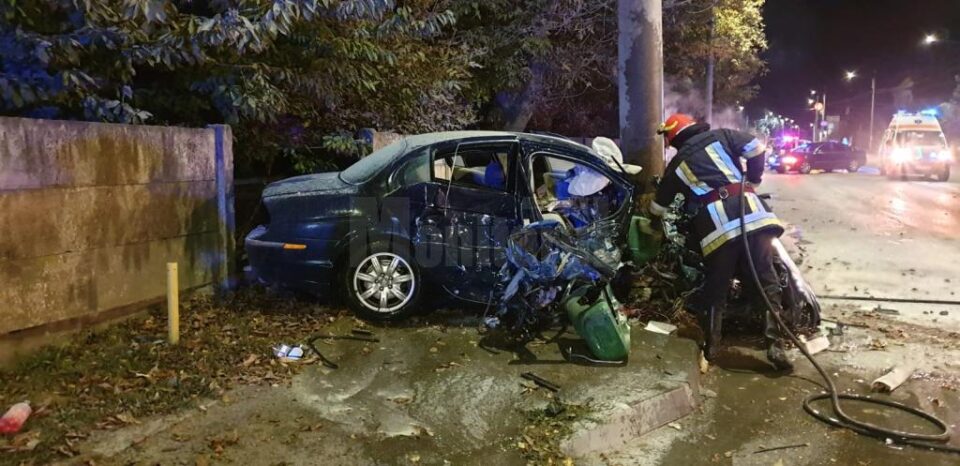 Au scăpat cu viață ca prin minune din mașina care s-a lovit violent de doi stâlpi și un gard de beton 3