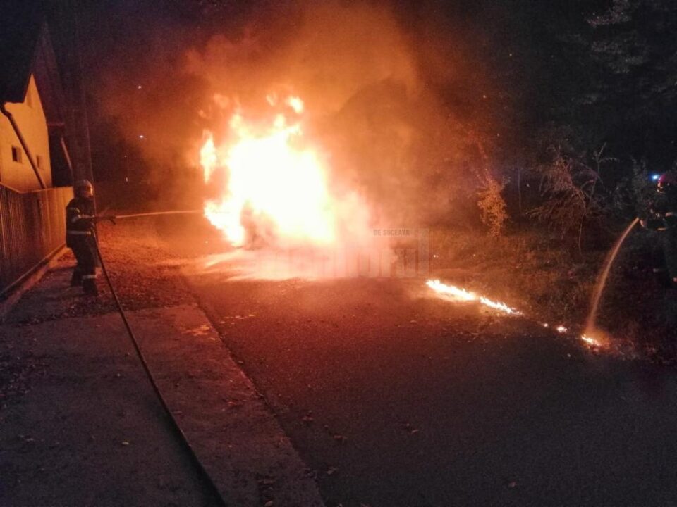 Un autoturism a ars in totalitate in timpul noptii la Gura Humorului