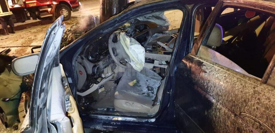 Au scăpat cu viață ca prin minune din mașina care s-a lovit violent de doi stâlpi și un gard de beton 2