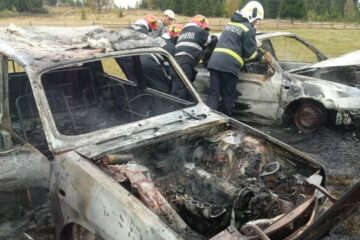 Doua autoturisme au fost distruse in incendiul de la Dorna Arini