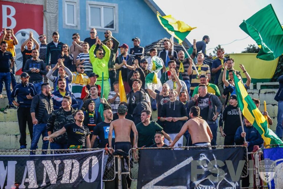 Suporterii suceveni așteaptă nerăbdători duelul cu Dinamo. Foto Costi Solovastru