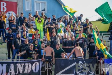 Suporterii suceveni așteaptă nerăbdători duelul cu Dinamo. Foto Costi Solovastru